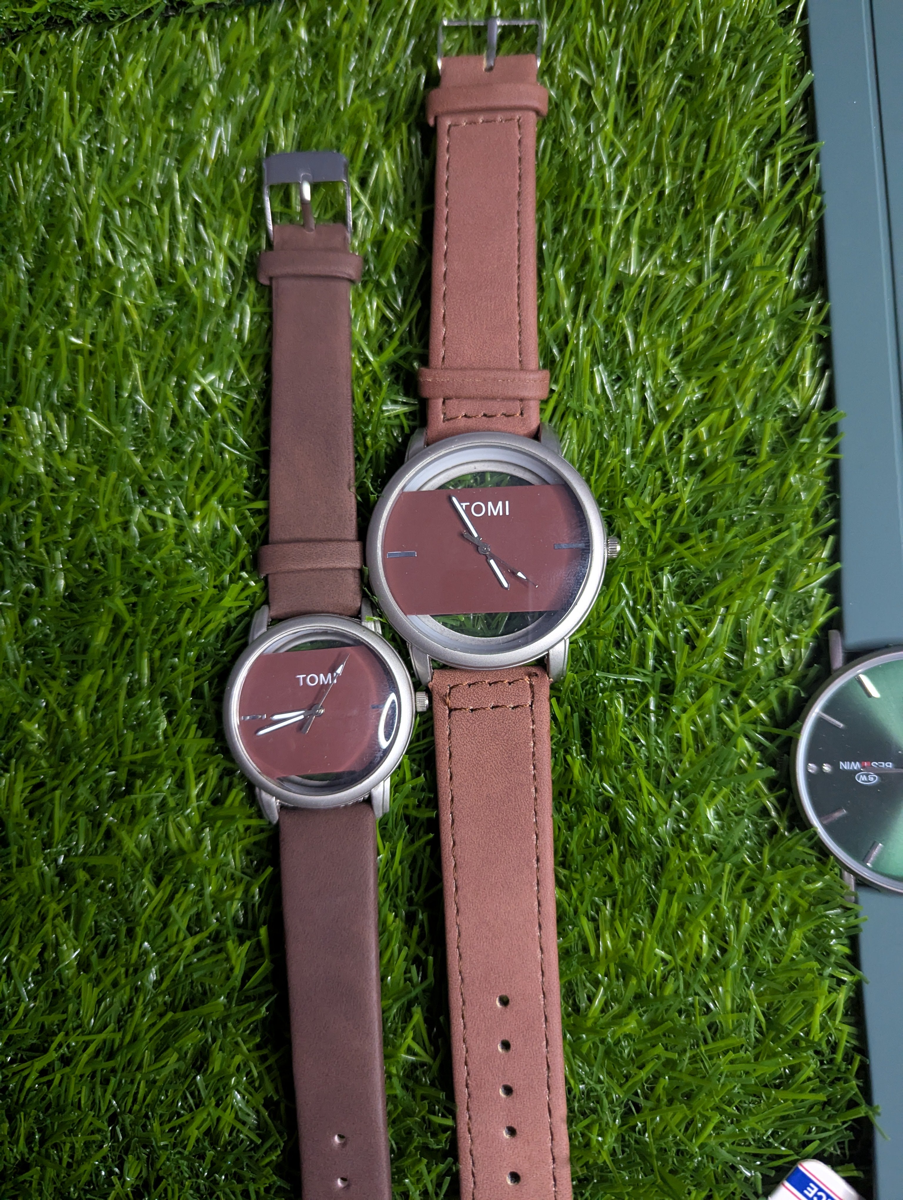 TOMI COUPLE WATCH GOOD LOOKING DILE GOOD QUALITY STRAP GLASS BACK AMAZING OFFER PRICE